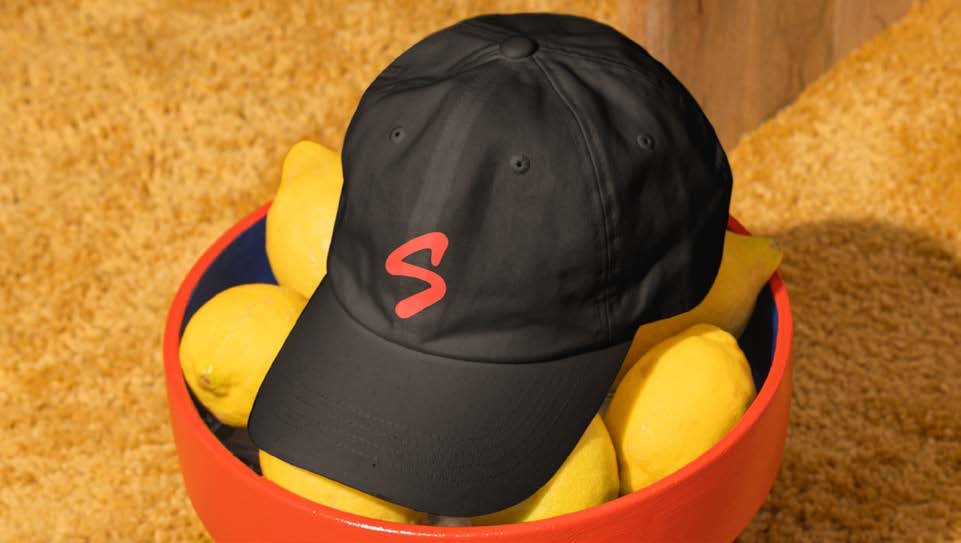 Cappellino nero con monogramma S